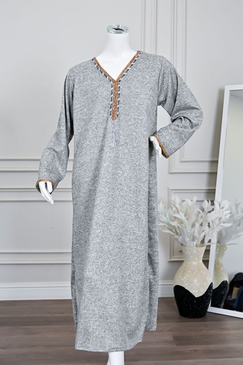 جلابية نسائية طويلة صوف لون رمادي مزينة بكلفة باللون الذهبي في الياقة من الأمام و الأكمام