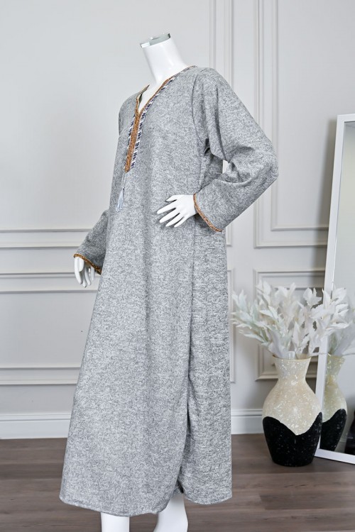 جلابية نسائية طويلة صوف لون رمادي مزينة بكلفة باللون الذهبي في الياقة من الأمام و الأكمام