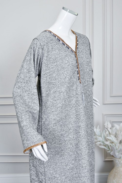 جلابية نسائية طويلة صوف لون رمادي مزينة بكلفة باللون الذهبي في الياقة من الأمام و الأكمام