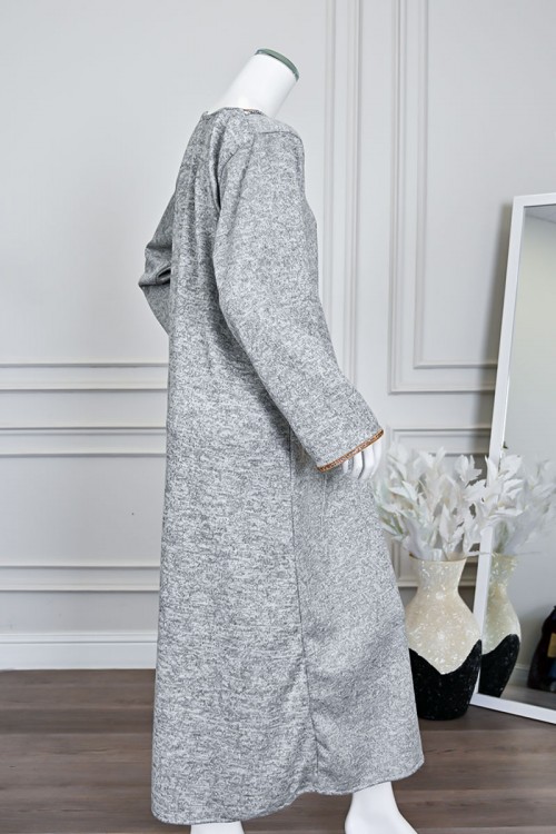 جلابية نسائية طويلة صوف لون رمادي مزينة بكلفة باللون الذهبي في الياقة من الأمام و الأكمام