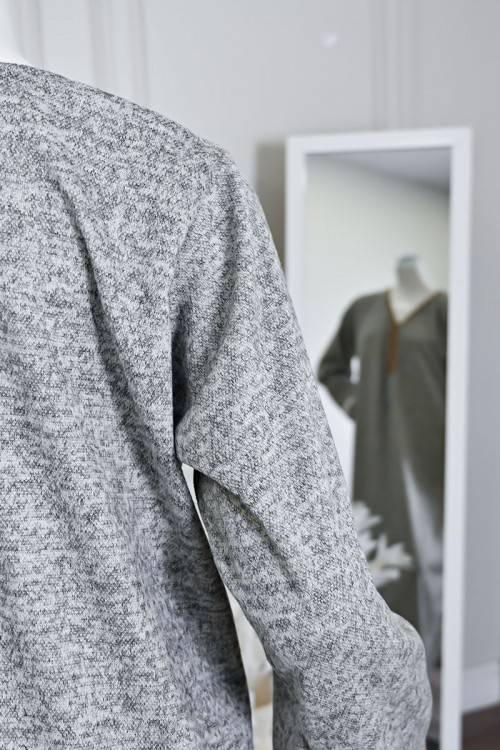 جلابية نسائية طويلة صوف لون رمادي مزينة بكلفة باللون الذهبي في الياقة من الأمام و الأكمام