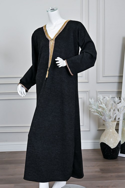 جلابية نسائية طويلة صوف لون أسود مزينة بكلفة باللون الذهبي في الياقة من الأمام و الأكمام