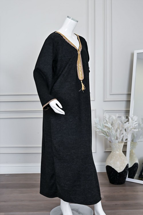 جلابية نسائية طويلة صوف لون أسود مزينة بكلفة باللون الذهبي في الياقة من الأمام و الأكمام