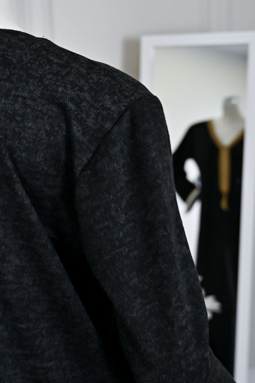 جلابية نسائية طويلة صوف لون أسود مزينة بكلفة باللون الذهبي في الياقة من الأمام و الأكمام