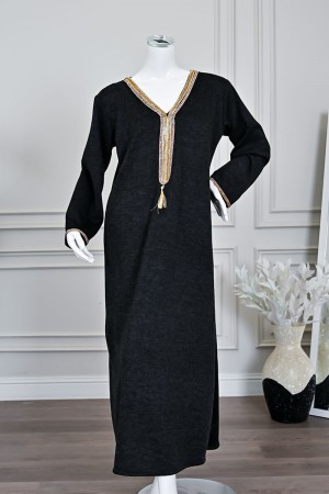 جلابية نسائية طويلة صوف لون أسود مزينة بكلفة باللون الذهبي في الياقة من الأمام و الأكمام 