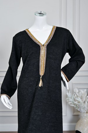 جلابية نسائية طويلة صوف لون أسود مزينة بكلفة باللون الذهبي في الياقة من الأمام و الأكمام 