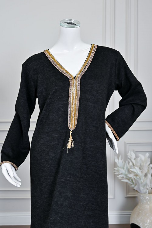 جلابية نسائية طويلة صوف لون أسود مزينة بكلفة باللون الذهبي في الياقة من الأمام و الأكمام