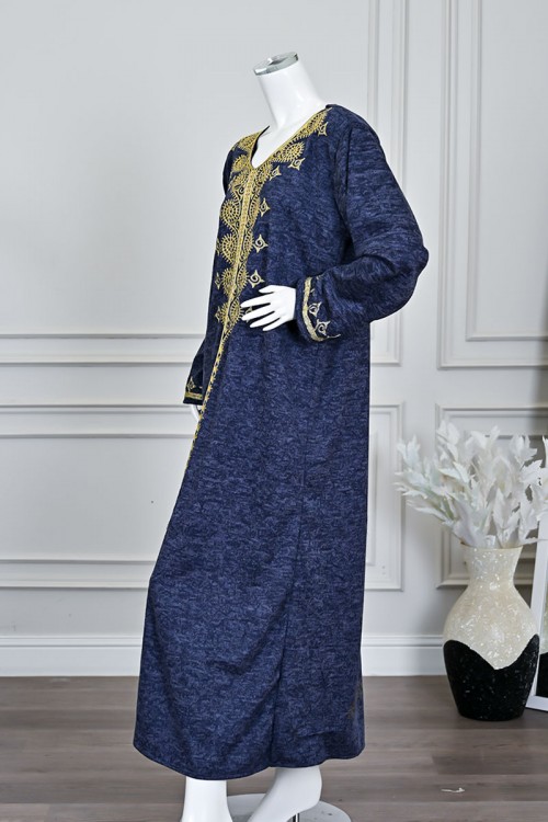 جلابية نسائية طويلة صوف لون كحلي مزينة بتطريز باللون الذهبي في الياقة من الأمام و الأكمام