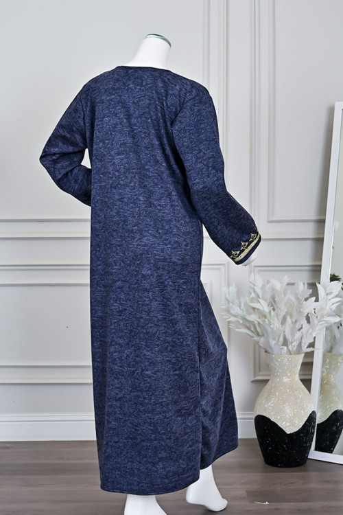 جلابية نسائية طويلة صوف لون كحلي مزينة بتطريز باللون الذهبي في الياقة من الأمام و الأكمام