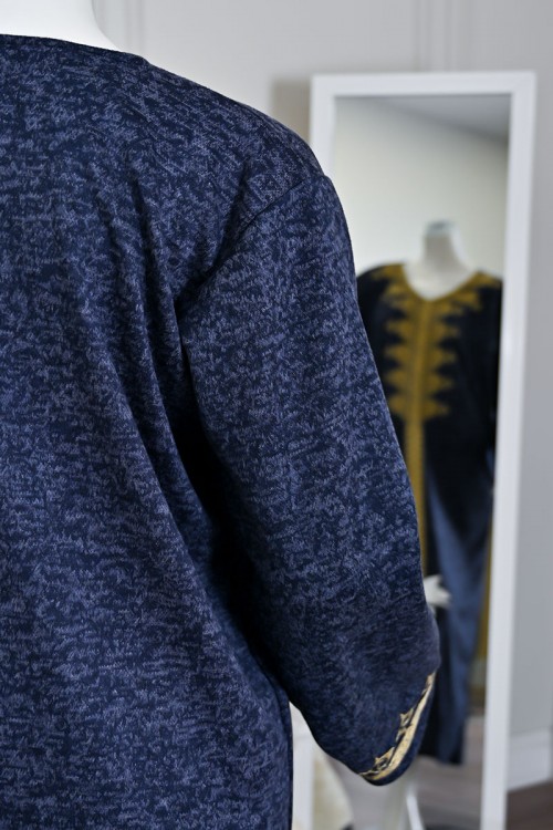 جلابية نسائية طويلة صوف لون كحلي مزينة بتطريز باللون الذهبي في الياقة من الأمام و الأكمام