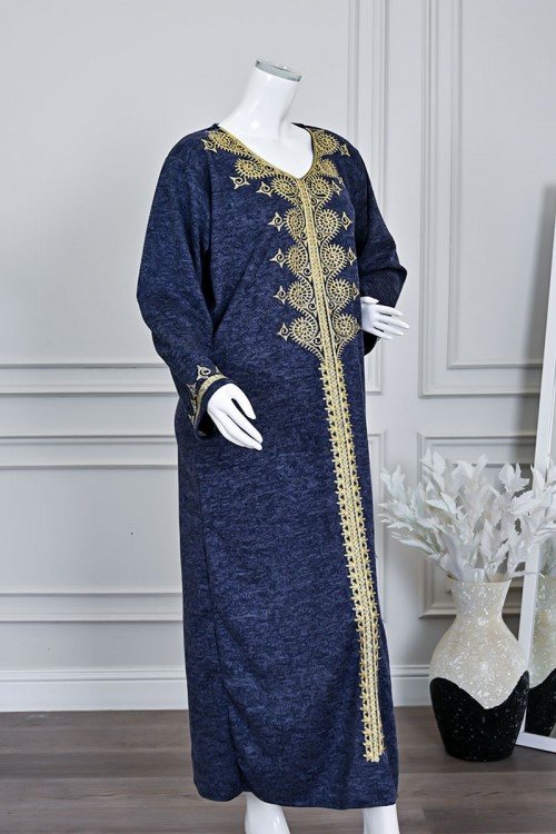 جلابية نسائية طويلة صوف لون كحلي مزينة بتطريز باللون الذهبي في الياقة من الأمام و الأكمام