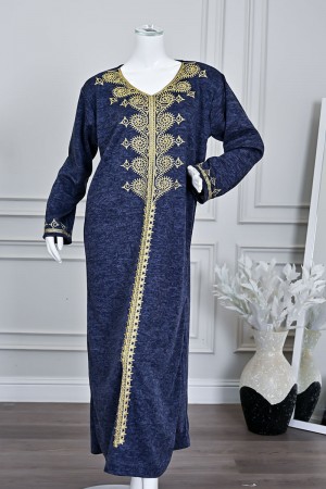 جلابية نسائية طويلة صوف لون كحلي مزينة بتطريز باللون الذهبي في الياقة من الأمام و الأكمام 
