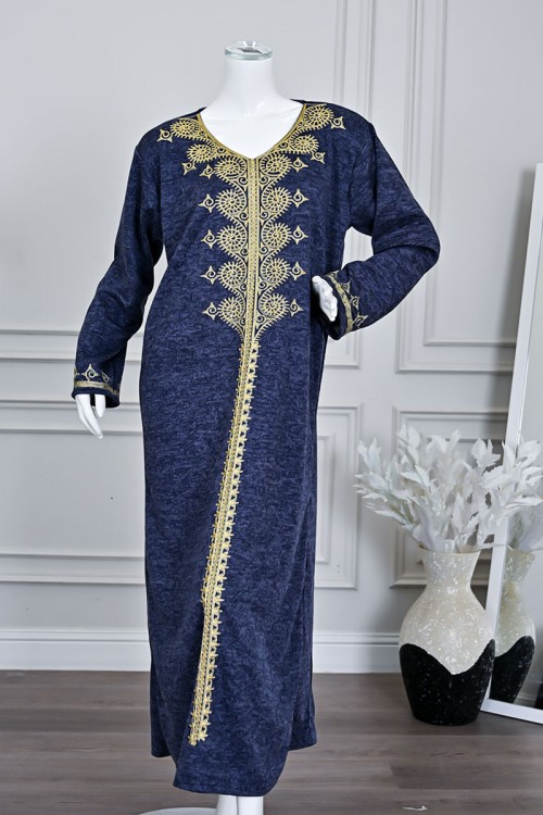 جلابية نسائية طويلة صوف لون كحلي مزينة بتطريز باللون الذهبي في الياقة من الأمام و الأكمام