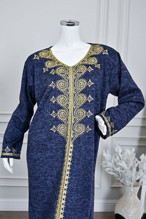 جلابية نسائية طويلة صوف لون كحلي مزينة بتطريز باللون الذهبي في الياقة من الأمام و الأكمام