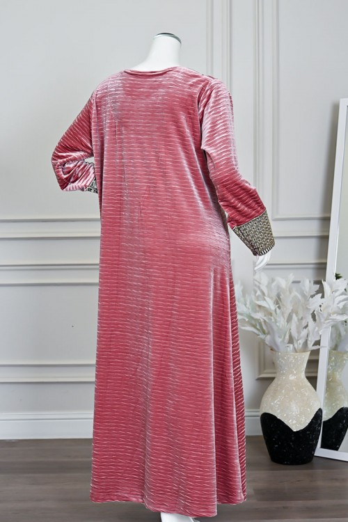 جلابية نسائية طويلة مخمل لون وردي مزينة بتطريز بيج بفصوص في الياقة من الأمام و الأكمام