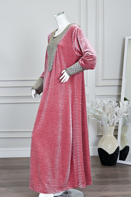 جلابية نسائية طويلة مخمل لون وردي مزينة بتطريز بيج بفصوص في الياقة من الأمام و الأكمام