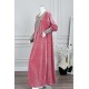 جلابية نسائية طويلة مخمل لون وردي مزينة بتطريز بيج بفصوص في الياقة من الأمام و الأكمام