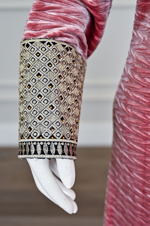 جلابية نسائية طويلة مخمل لون وردي مزينة بتطريز بيج بفصوص في الياقة من الأمام و الأكمام