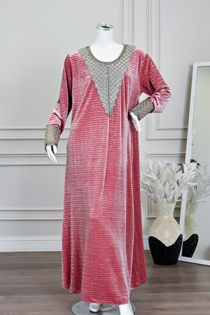 جلابية نسائية طويلة مخمل لون وردي مزينة بتطريز بيج بفصوص في الياقة من الأمام و الأكمام 