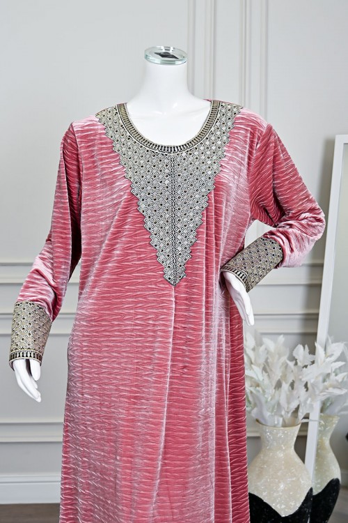 جلابية نسائية طويلة مخمل لون وردي مزينة بتطريز بيج بفصوص في الياقة من الأمام و الأكمام