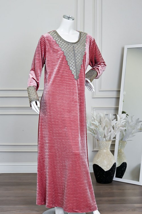 جلابية نسائية طويلة مخمل لون وردي مزينة بتطريز بيج بفصوص في الياقة من الأمام و الأكمام