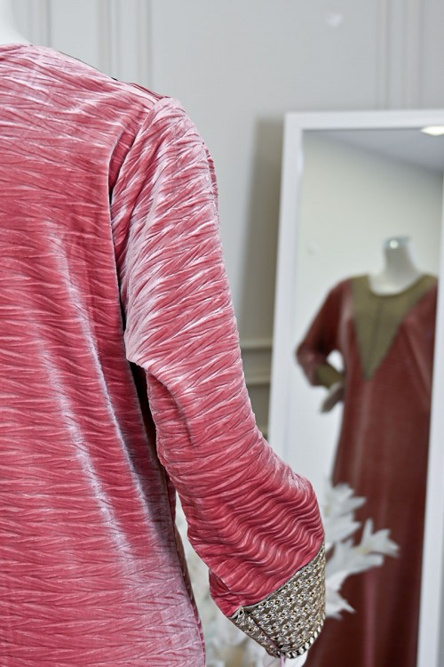 جلابية نسائية طويلة مخمل لون وردي مزينة بتطريز بيج بفصوص في الياقة من الأمام و الأكمام