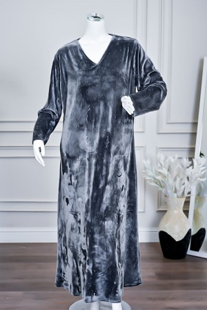 جلابية نسائية طويلة مخمل لون رصاصي بياقة قصة سبعة مزين بفصوص من الأمام و الأكمام 