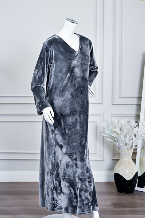 جلابية نسائية طويلة مخمل لون رصاصي بياقة قصة سبعة مزين بفصوص من الأمام و الأكمام