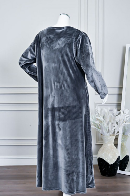 جلابية نسائية طويلة مخمل لون رصاصي بياقة قصة سبعة مزين بفصوص من الأمام و الأكمام