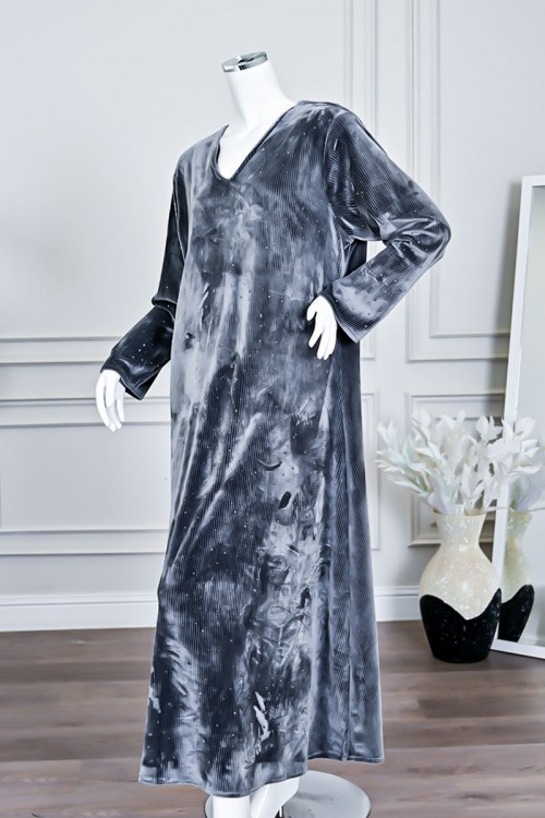 جلابية نسائية طويلة مخمل لون رصاصي بياقة قصة سبعة مزين بفصوص من الأمام و الأكمام