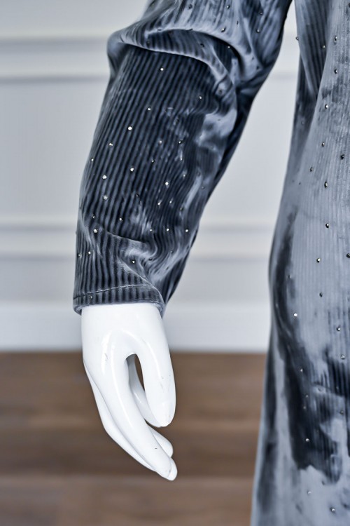 جلابية نسائية طويلة مخمل لون رصاصي بياقة قصة سبعة مزين بفصوص من الأمام و الأكمام