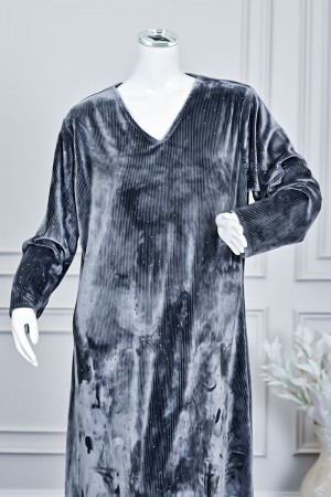 جلابية نسائية طويلة مخمل لون رصاصي بياقة قصة سبعة مزين بفصوص من الأمام و الأكمام 