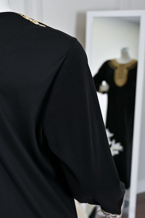 جلابية نسائية طويلة لون أسود مزينة بتطريز باللون الذهبي في الياقة من الأمام و الأكمام