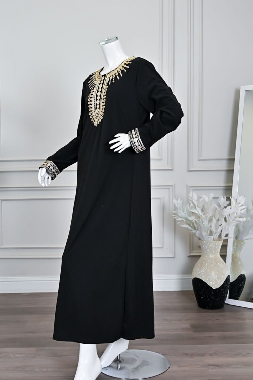 جلابية نسائية طويلة لون أسود مزينة بتطريز باللون الذهبي في الياقة من الأمام و الأكمام