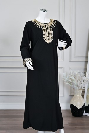 جلابية نسائية طويلة لون أسود مزينة بتطريز باللون الذهبي في الياقة من الأمام و الأكمام 