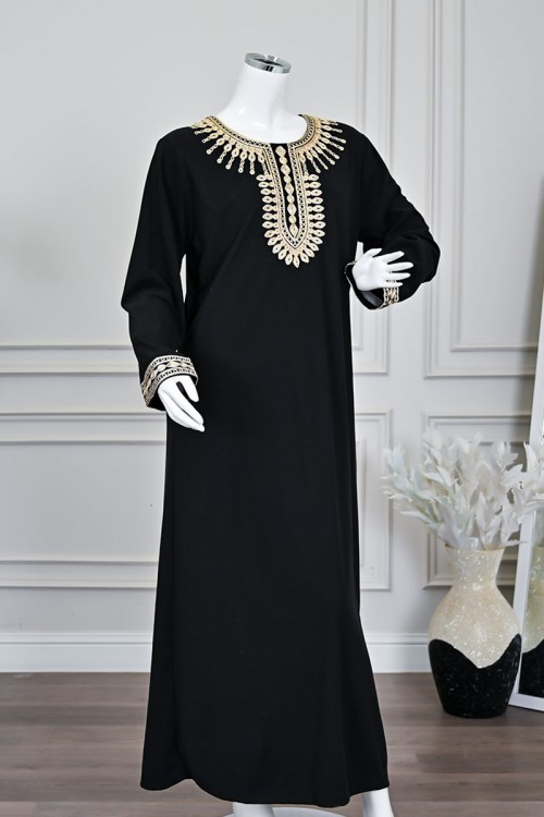 جلابية نسائية طويلة لون أسود مزينة بتطريز باللون الذهبي في الياقة من الأمام و الأكمام