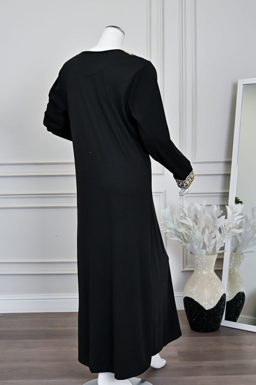 جلابية نسائية طويلة لون أسود مزينة بتطريز باللون الذهبي في الياقة من الأمام و الأكمام