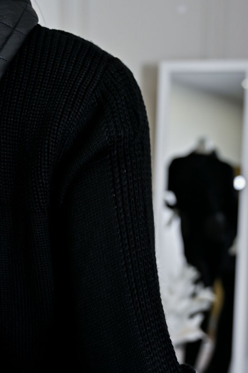 بلوزة نسائي شتوي أسود بسحاب أمامي وقبعة وجيوب مبطنة بنقشة مربعات