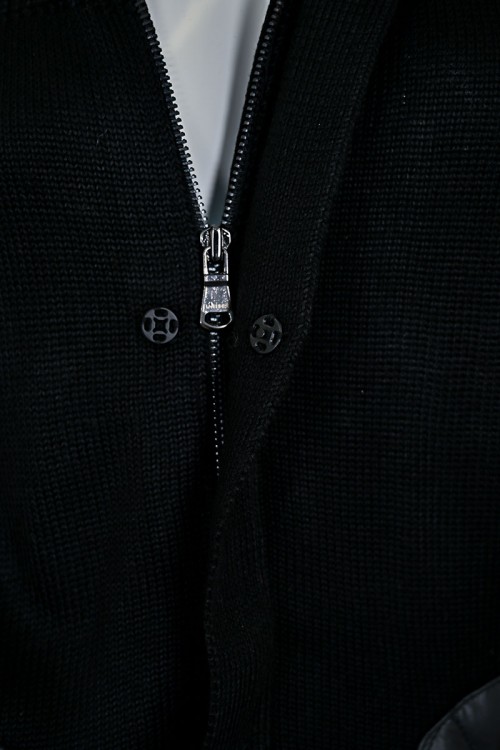 بلوزة نسائي شتوي أسود بسحاب أمامي وقبعة وجيوب مبطنة بنقشة مربعات