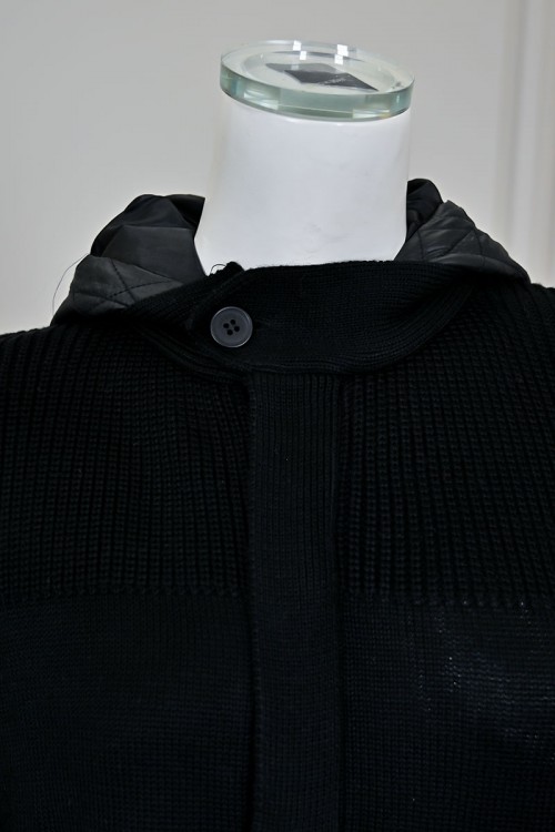 بلوزة نسائي شتوي أسود بسحاب أمامي وقبعة وجيوب مبطنة بنقشة مربعات