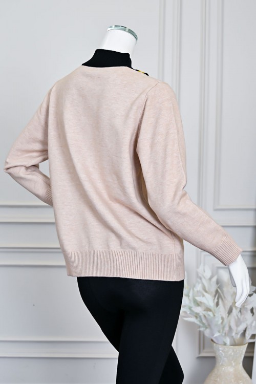 بلوزة نسائية شتوية بيج بتصميم طبقات مع ياقة داخلية سوداء