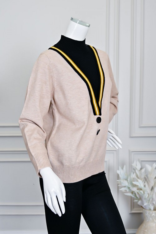 بلوزة نسائية شتوية بيج بتصميم طبقات مع ياقة داخلية سوداء