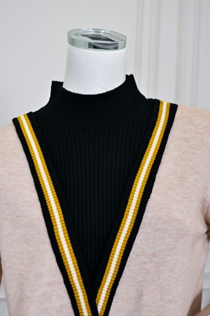 بلوزة نسائية شتوية بيج بتصميم طبقات مع ياقة داخلية سوداء