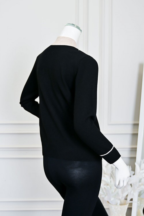 بلوزة نسائية شتوية سوداء بياقة V مع تنسيق داخلي بلون بيج