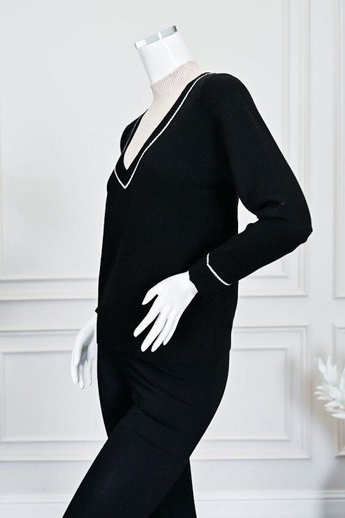 بلوزة نسائية شتوية سوداء بياقة V مع تنسيق داخلي بلون بيج