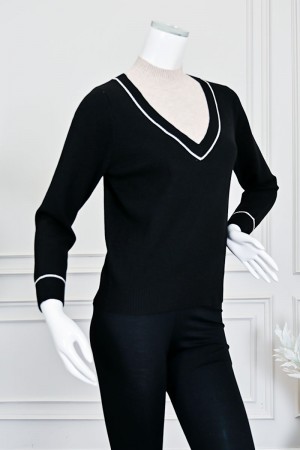 بلوزة نسائية شتوية سوداء بياقة V مع تنسيق داخلي بلون بيج