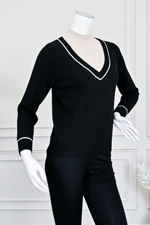 بلوزة نسائية شتوية سوداء بياقة V مع تنسيق داخلي بلون بيج