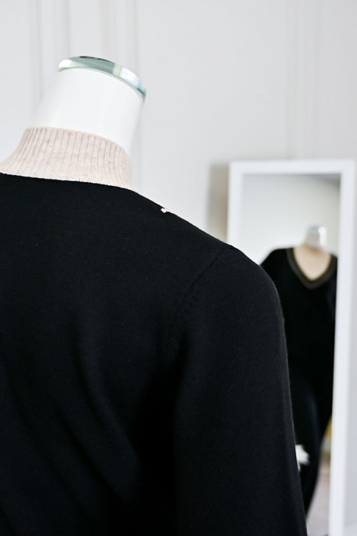 بلوزة نسائية شتوية سوداء بياقة V مع تنسيق داخلي بلون بيج