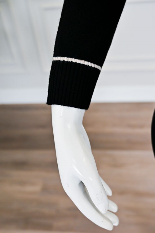 بلوزة نسائية شتوية سوداء بياقة V مع تنسيق داخلي بلون بيج