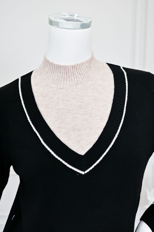 بلوزة نسائية شتوية سوداء بياقة V مع تنسيق داخلي بلون بيج